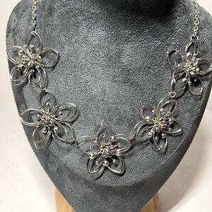 Fun Silver-tone Floral 3D Necklace. Costume jewelry